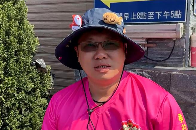 进香报名尚未开始，拱天宫香客大楼旁已涌现排队人潮，队伍编号已突破百号。其中，抢得头香的台中大雅吕先生，已连续12年参与白沙屯妈祖徒步进香，自上周六便开始排队，甚至在车上过夜，只为实现多年来的愿望。（吕丽甄摄）