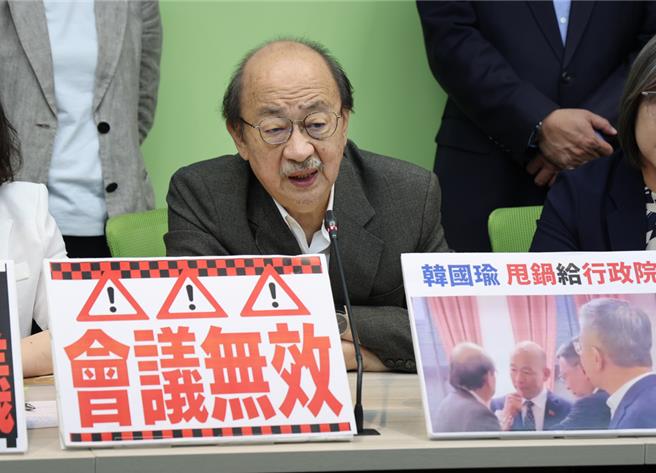 民進黨立法院黨團總召柯建銘26日舉行「違法亂紀韓院長、周亂來，立法院已赤化！」記者會。（姚志平攝）