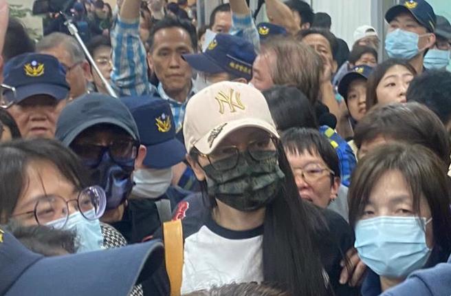 亚亚25日搭乘晚间8时45分班机飞往福州。（李文正摄）