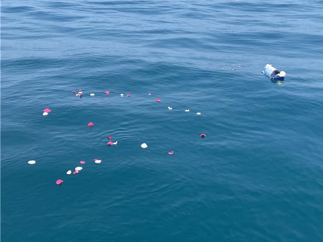 安息小船随着入海滑道飘到水面。（邱芊摄）