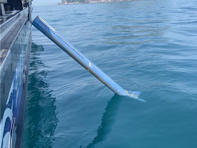 安息小船随着入海滑道飘到水面。（邱芊摄）