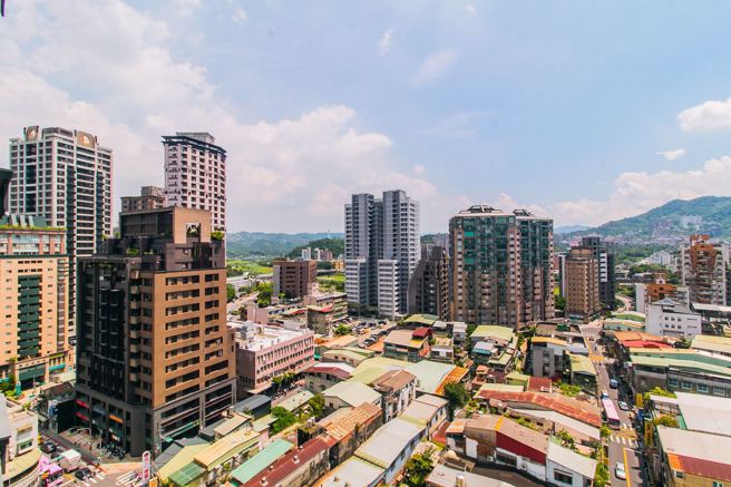 政大永庆房价指数编制2024年Q4七都大楼房价指数，数据显示台北、新竹、台中大楼房价指数跌幅逾3%。(图/永庆房产集团提供)