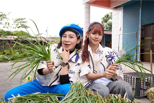 王彩樺（左）和女兒黃于庭一起挑選韭菜。（三立提供）