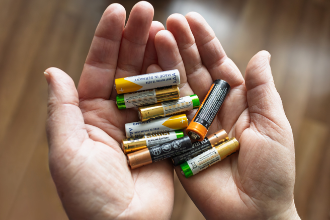 鋰電池回收前須用絕緣膠帶隔絕正負極。（示意圖，shutterstock／達志）