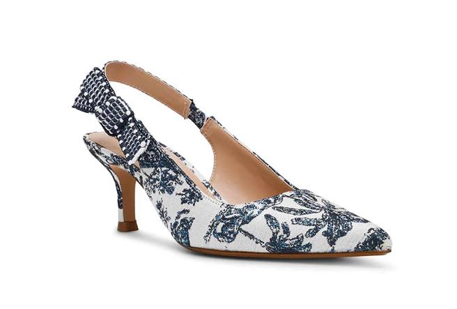 台中大远百STEVE MADDEN带来极具设计感的ENSEMBLE青花瓷蝴蝶结凉跟鞋，独家价2680元。（图／远百）