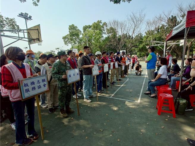板桥区公所今在浮洲防灾公园办理「复合型灾害暨防灾公园收容开设实兵演练」。（板桥区公所提供）
