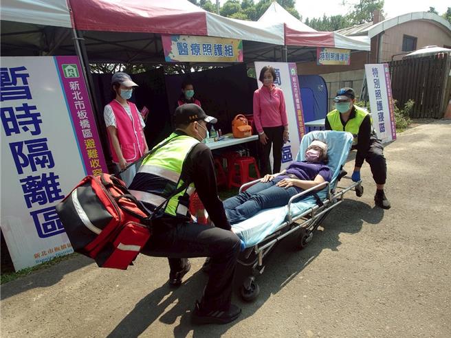 简易医疗区由救护车后送受伤民眾至医疗院所。（板桥区公所提供）