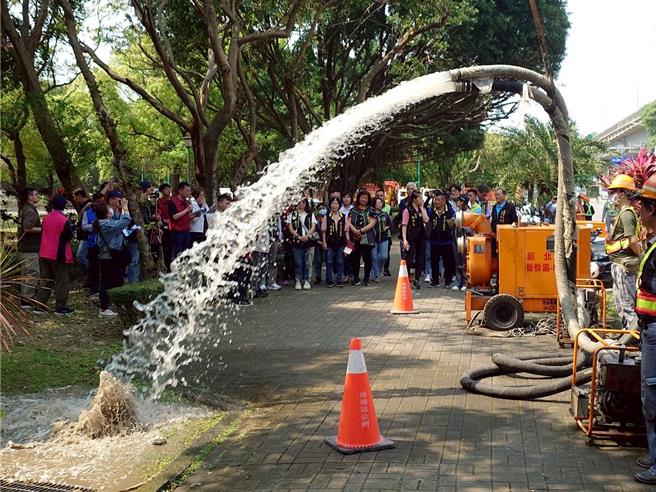 防汛演练操作抽水机组运作。（板桥区公所提供）