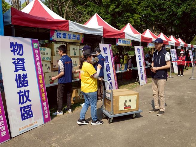 防灾企业协助收容所物资运补作业。（板桥区公所提供）