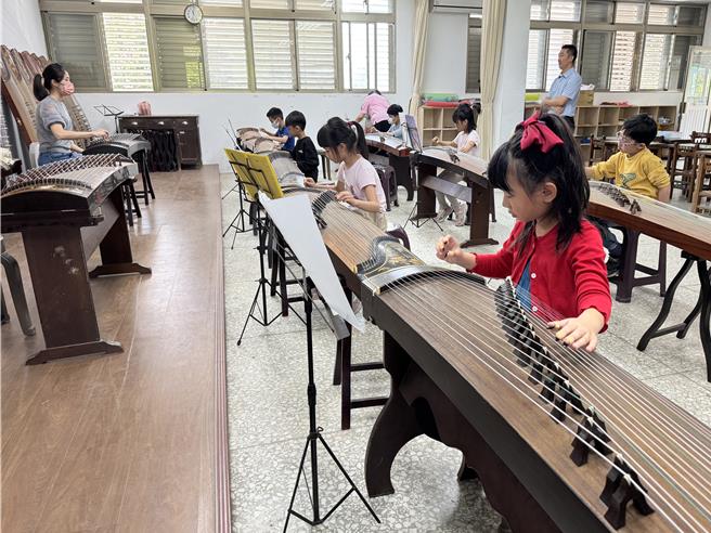 一、二年级平常认真练习古筝的模样。（吴佩蓉摄）