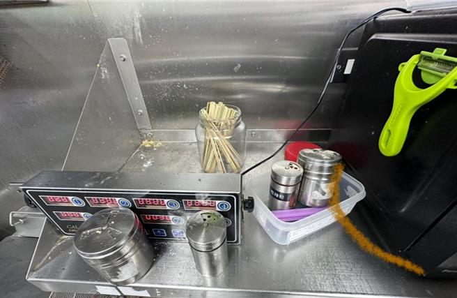 知名连锁韩式料理「涓豆腐」台北大直美丽华店遭民眾投诉用餐时发现天花板有老鼠出没，卫生局前往稽查，查获食品作业区枱面上方不洁。（台北市卫生局提供／谢佳君台北传真）