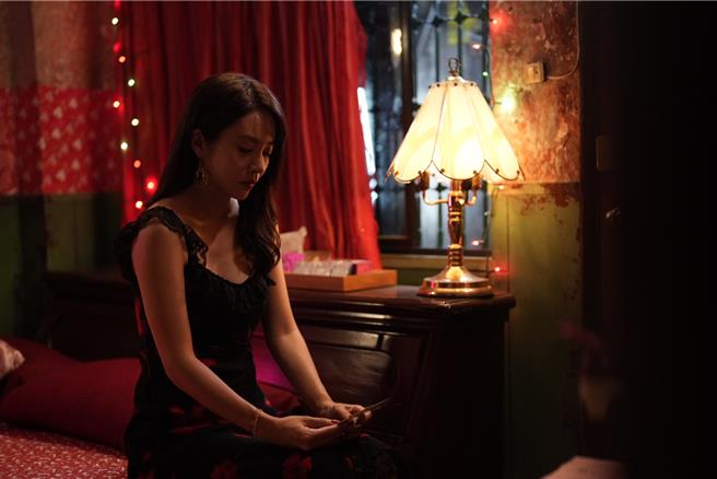 高宇蓁饰演的凤姐，在困境中寻找自我价值。（鹊儿喜提供）