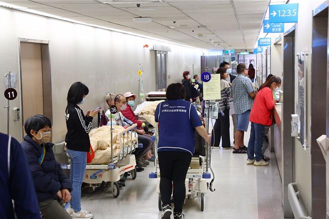 疾病管制署于25日发布消息，本月18至24日共新增24例流感併发重症病例，11例死亡，新增病例及死亡个案均以感染A型H1N1为多，对此消基会强调，疾管署每周二所发布的重大疫情监测计画，已经成为民眾日常生活中不可或缺的参考资料。（本报系资料照）