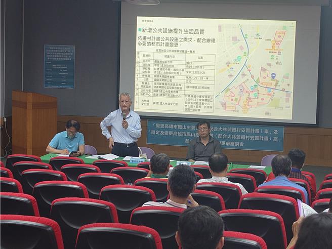 高雄市都发局办理大林蒲迁村都市计画变更前说明会，地方抱怨市府迁村计画内容不够透明，盼能多与地方沟通化解疑虑。（任义宇摄）