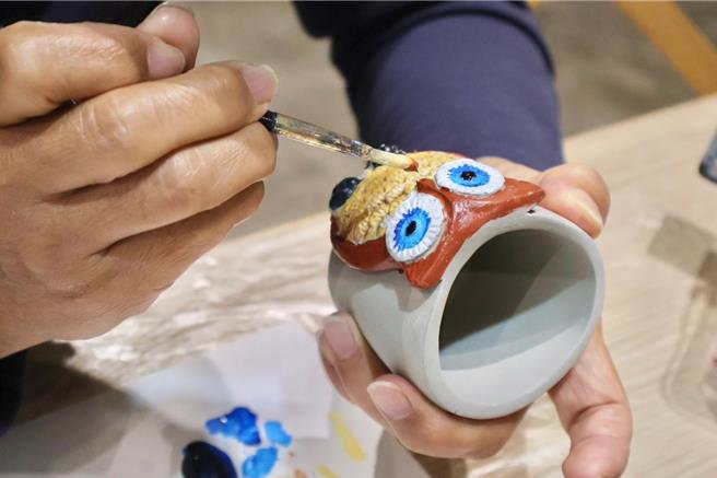 红叶谷推出水泥彩绘DIY，邀请大小朋友体验彩绘的乐趣。（红叶谷提供／吴娮翎台北传真）