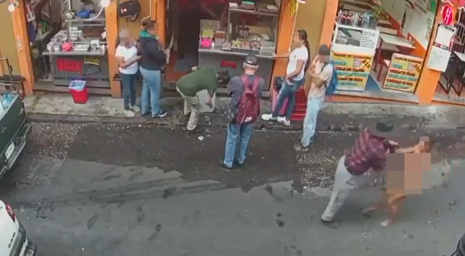 墨西哥近日發生有女子包包被搶走，於是她不顧眾人眼光，在大街上裸奔追搶匪。（圖／翻攝自X）