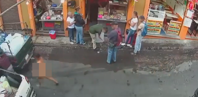 墨西哥近日發生有女子包包被搶走，於是她不顧眾人眼光，在大街上裸奔追搶匪。（圖／翻攝自X）