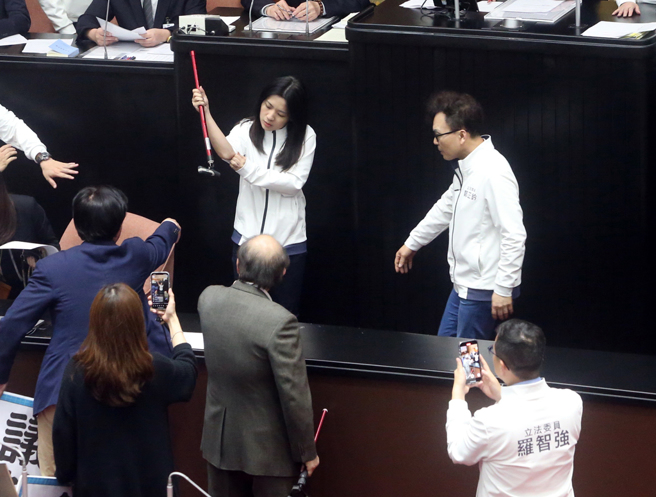 立法院25日院会，民进党立院党团总召柯建铭（前中）到场拿起拐杖敲打抗议，不慎将拐杖打断，波及国民党立委徐巧芯（中右二）。（中时资料照，赵双杰摄）