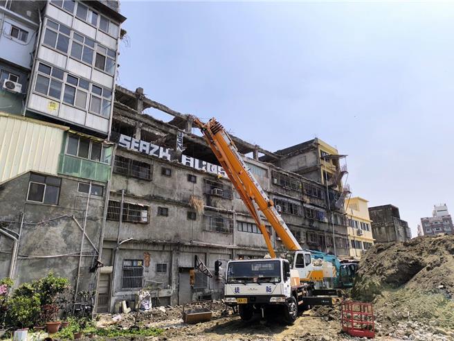 台中清水区中兴街「烂尾楼」5、6楼坍塌。（李京升摄）