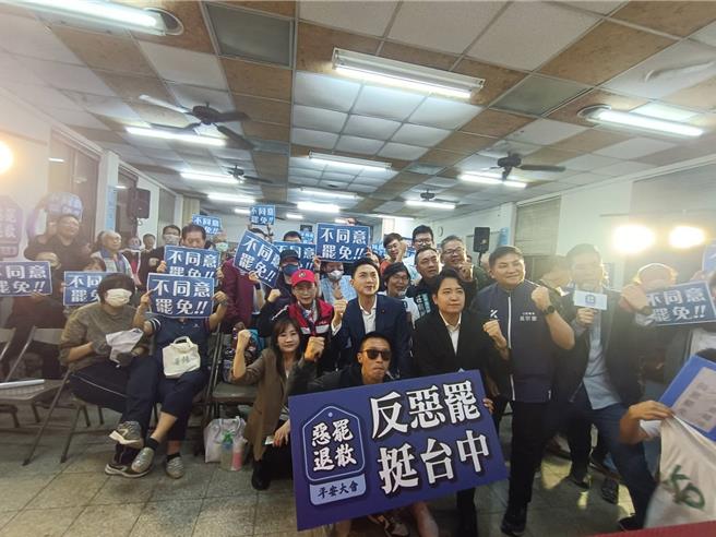 「惡罷退散台灣平安」列車第二場宣講26日在台中南屯登場，包括立委廖偉翔、羅廷瑋、吳宗憲及時事評論家王淺秋先後開講。（陳淑娥攝）