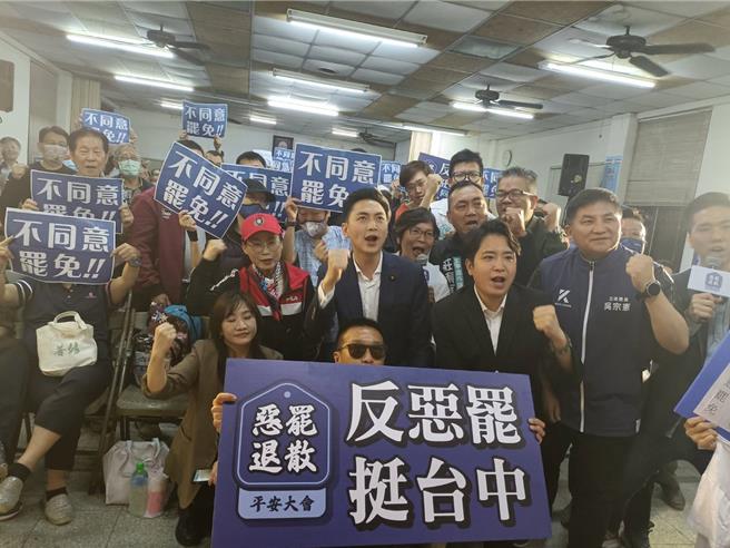 「惡罷退散台灣平安」列車第二場宣講26日在台中南屯登場，包括立委廖偉翔、羅廷瑋、吳宗憲及時事評論家王淺秋先後開講。（陳淑娥攝）