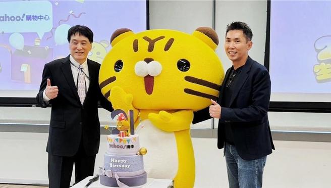 Yahoo台湾电子商务2025年聚焦四大成长引擎，左为统一集团董事长罗智先、右为Yahoo台湾电子商务执行长黄吉乐。图／Yahoo台湾电子商务提供