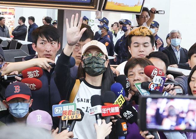 陆配网红刘振亚「亚亚」（中戴白帽者）遭检举鼓吹武统，被驱逐出境（资料照／陈俊吉摄）