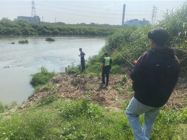 台中市烏日大橋附近烏溪水域發現疑似浮屍，烏日派出所員警趕赴現場，並通報消防員協助處理。（民眾提供）