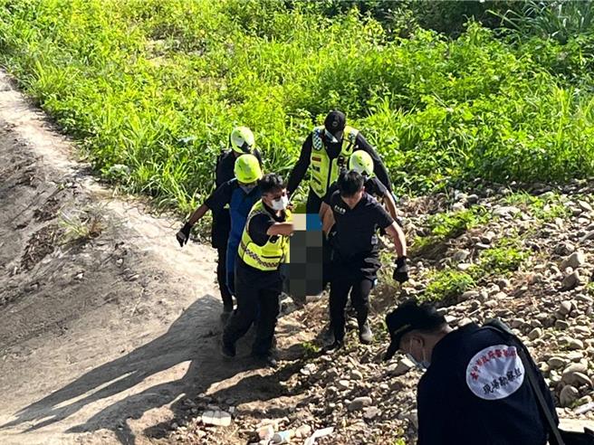 台中市烏日大橋附近烏溪水域發現疑似浮屍，烏日派出所員警趕赴現場，並通報消防員協助處理。（民眾提供）