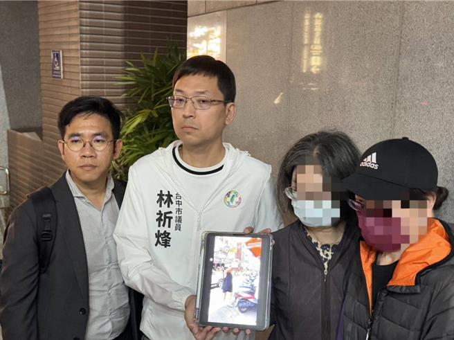 台中市罢免团队控诉志工遭不明男子袭击，市议员林祈烽（左二）强力谴责暴力行为，26日晚间陪同志工报案。（陈淑娥摄）
