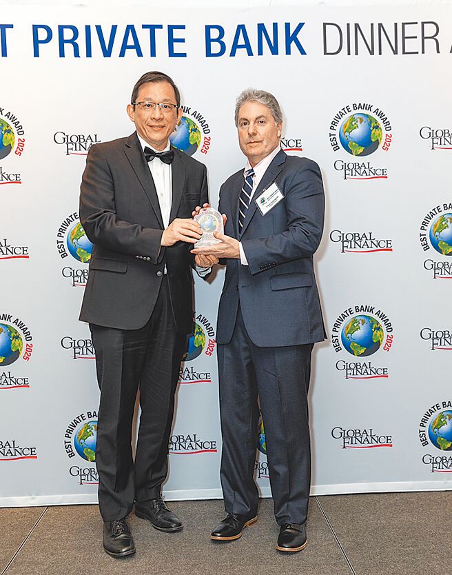 《Global Finance》（全球金融）于美国纽约举办「2025年全球最佳财富管理暨私人银行」颁奖典礼，中信银行勇夺「全球最佳财富管理暨私人银行—净资产介于100～2,490万美元」及「台湾最佳财富管理暨私人银行」台湾唯一双奖肯定，全球金融营运总监Chris Giarraputo（右）颁奖予中国信托银行纽约分行行长李明道副总经理。图／主办单位提供