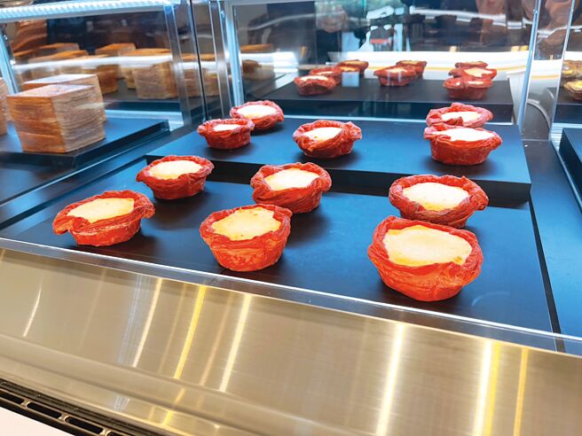 覆盆子可颂塔，麵团在捏制成型后会先于底部挤上一层酸甜的覆盆子酱，之后再填入以质地柔软、口感滑顺的奶油起司与鲜奶油一同调制而成的乳酪酱内馅，是首尔店内销售最好的品项。图／吴雅如