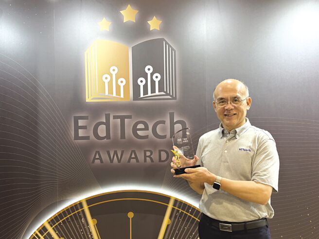 去年HiTeach勇夺台湾教育科技展EdTech Award「教学软体奖」，醍摩豆创办人吴权威教授代表接受。图／醍摩豆智慧教育研究院提供