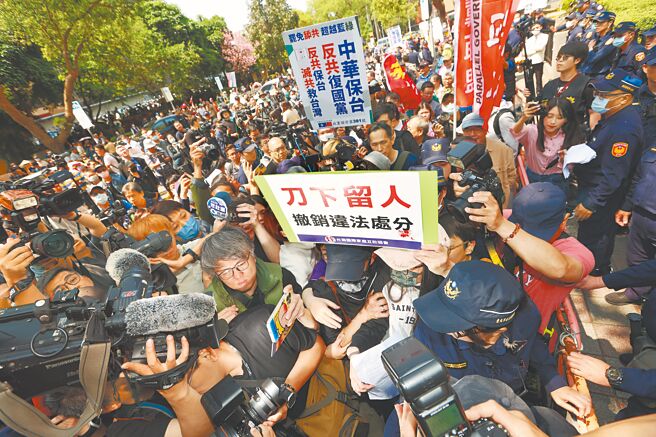 陆配刘振亚遭令限期离境，她与台湾国际家庭互助协会25日白天至内政部抗议，要求撤销处分，一度遭支持驱离群眾包围大喊「滚回去」。（杜宜谙摄）