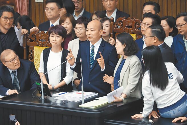 立法院25日院会开始，民进党立委针对新党副秘书长游智彬进入立法院事件，上到主席台包围院长韩国瑜（中）杯葛议事，并要求说明，韩宣布休息。（姚志平摄）