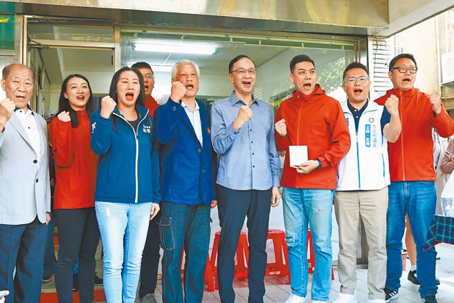 大罢免潮续烧，国民党主席朱立伦（右四）25日出席民团「地动删瑶」成立罢瑶总部活动，担任罢瑶总部的首日志工。「地动删瑶」召集人赖苡任（右三）表示，这几天不少民眾关心第二阶段何时启动。（邓博仁摄）