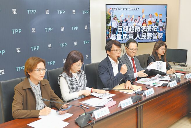 台湾民眾党立院党团25日举行「巨额超徵怎么花？尊重民意、人民要当家」民调记者会 ，民眾党立委刘书彬（左起）、陈昭姿、黄国昌、张启楷、麦玉珍等人出席，会中主张普发现金6000元。（杜宜谙摄）