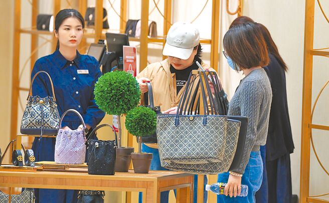 大陆商务部25日宣布，将与多部门研议，扩大和优化离境退税政策。图为今年春节期间，游客在海南免税店购物。（新华社）