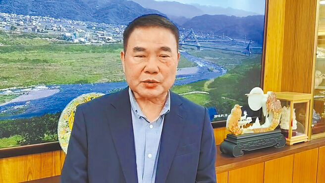 苗栗縣長鍾東錦25日籲請中央盡速施行新版財劃法，許多款項的下放能夠讓縣市政府先知道，否則對像苗栗財政調度比較困難的縣市會有大麻煩，對苗栗地方建設不是一件好事。（謝明俊攝）