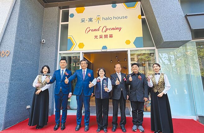 长荣酒店轻奢新品牌《采．寓 halo house》于25日正式开幕，台中市政府观旅局陈美秀局长（右四）与多位嘉宾共同剪彩。（冯惠宜摄）