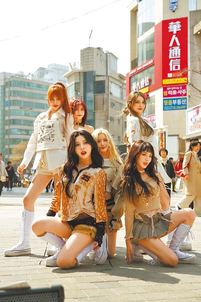 幻蓝小熊日前在首尔街头快闪路演。下排左起AYEON、毓、采甄，上排左起NICO、XXIN、许媛媛。（天空娱乐提供）