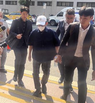 跟5億元夏男一樣！黃子佼6度出庭都穿同件襯衫 犯罪學教授這麼說