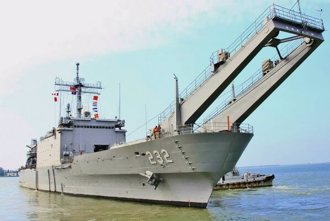 海軍意外！戰車登陸艦「中和艦」台中外海與陸漁船擦撞