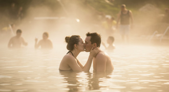 親子公園活春宮！澳男女泳池激戰後對民眾討錢：表演不是免費