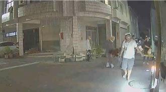 獨家》超派！台南阿北來不及倒垃圾 怒揮球棒狂敲車後斗