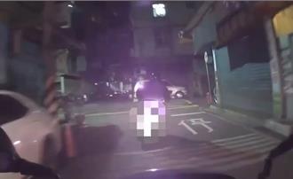 新莊男酒駕闖紅燈遭盤查   秒催油門逃逸撞車自摔栽了