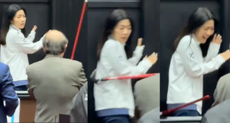 發狂老柯成主角！葛如鈞快手做出「像素奇俠」遊戲：武器是拐杖