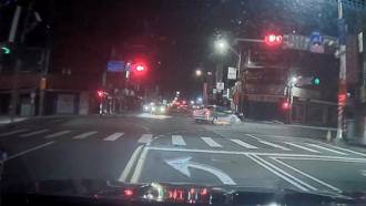 警匪追逐！拒检狂飙撞车险爆炸 警冒火破窗救人起获毒品