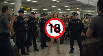 裸女「尖叫跳舞」大鬧機場！ 還持鉛筆刺傷人