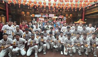 「Nonstop全猿猛進」迎戰中職36年 張善政合體樂天桃猿向媽祖祈福